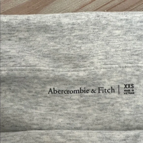 Abercrombie and Fitch Women’s Off the Shoulder Top - Picture 2 of 5